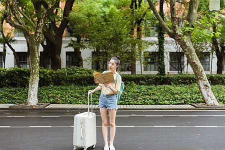 开学校园女生看地图找路高清图片