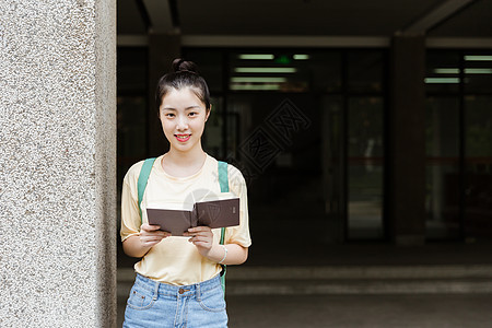 大学教学楼前女生在看书干净高清图片素材