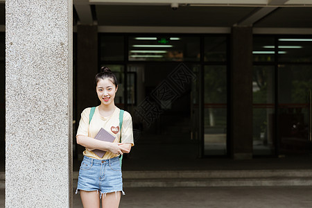 一群女生大学教学楼前女生在看书背景