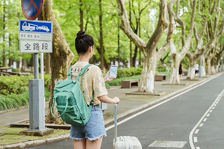 科技导航开学校园女生看导航找路背景