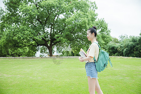 校园里抱着书本的女生图片