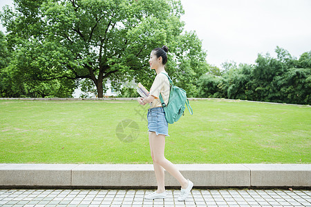 校园里抱着书本的女生图片