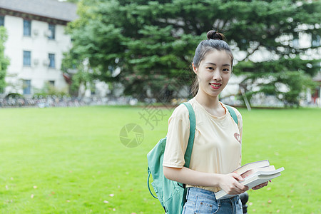 校园里抱着书本的女生图片