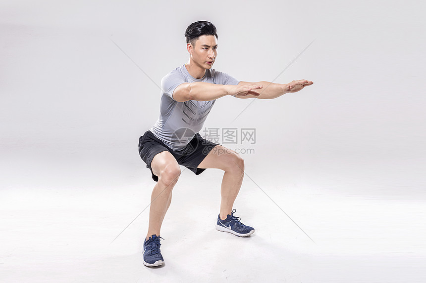 男子深蹲动作底图