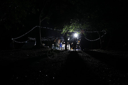 夜晚公园聚会图片