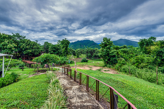 泰国拜县绿色草地山峦起伏图片