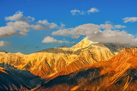 藏族贡嘎雪山金色阳光美景背景