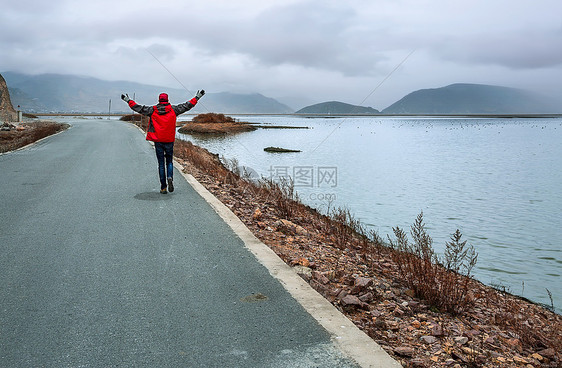 广阔的天地中拥抱自然的人物背影图片