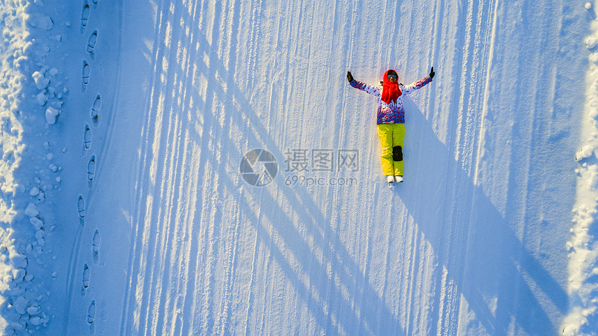 航拍雪地上的人图片