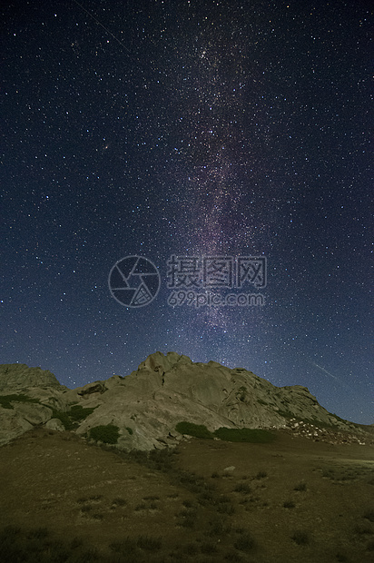 新疆阿尔泰山银河夜景图片