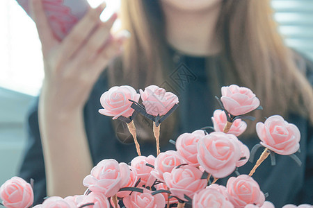 拿花儿女孩花儿与少女背景