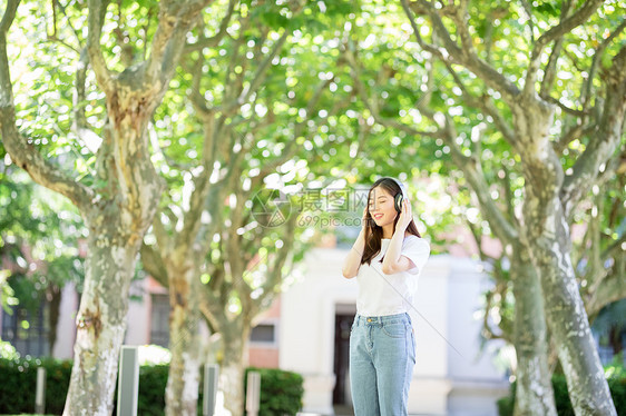 头戴耳机听音乐的少女图片