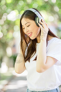 头戴耳机听音乐的少女图片