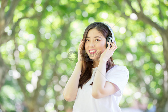 头戴耳机听音乐的少女图片