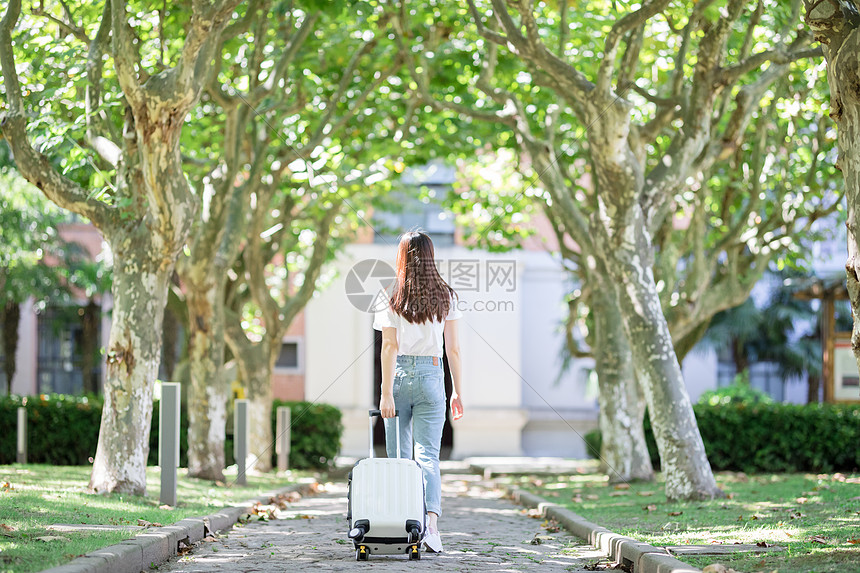 拉着行李箱的女生背影