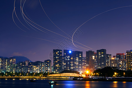 飞机灯城市夜空上的飞机航道灯轨背景