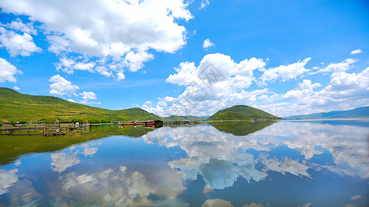 云南高山泸沽湖蓝天白云山水倒影美景背景