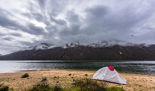 云雾缭绕的山高原风光背景