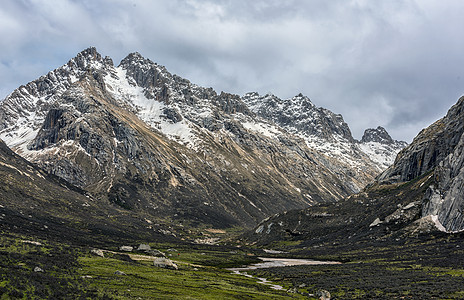 云雾缭绕的山高原风光背景