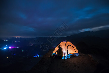 人山顶夜晚星空帐篷露营背景