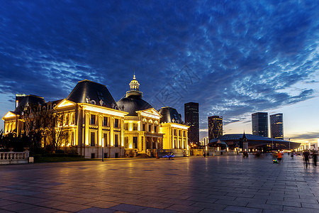 现代欧式建筑夜色下的城市广场背景