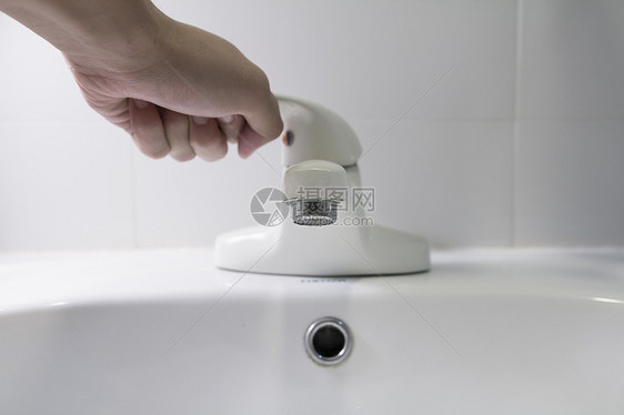 强而有力的手关闭水龙头