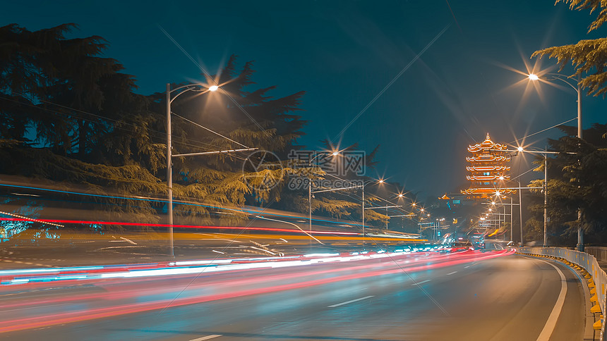 武汉街景车轨夜景图片