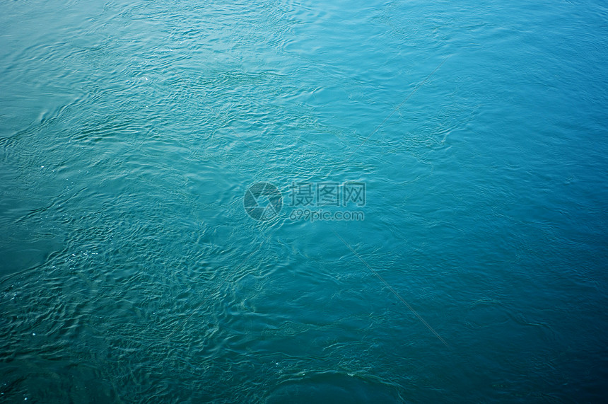蓝色湖面