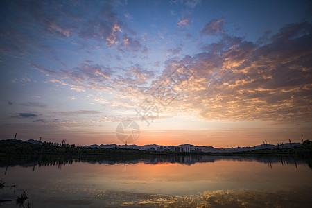 小区停车湖边的晚霞背景