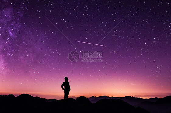 在星空下的男士剪影