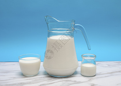 创意健康饮食创意玻璃器皿盛放牛奶背景