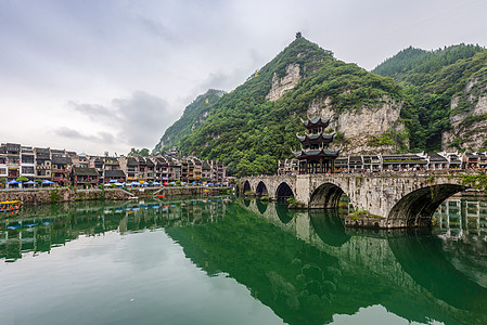 青山绿树贵州镇远古镇背景