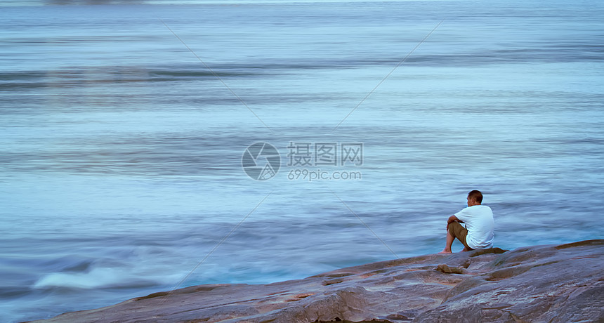 海边的男人背影