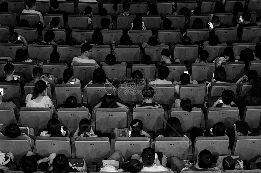 电影院看电影的人图片