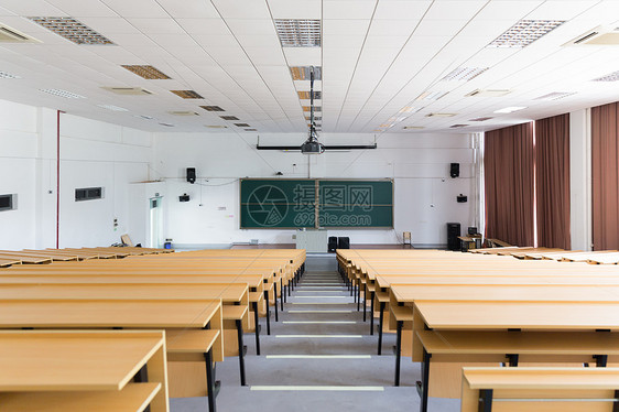 空荡荡的大学教室