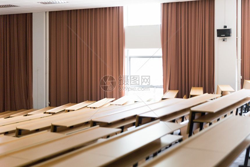 空荡荡的大学教室图片