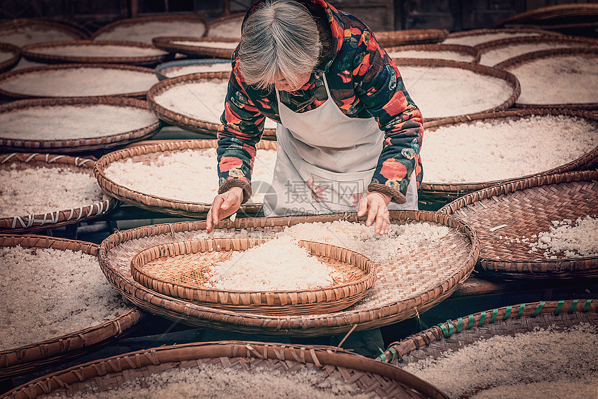 做阴米的老人高清图片下载-正版图片500647078