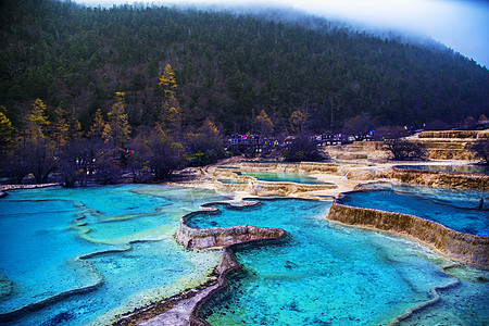 黄龙五彩池风景优美的森林雪高清图片