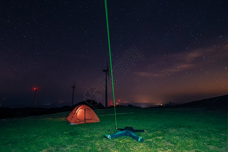 星空下的一个人星空下躺着的人和帐篷背景