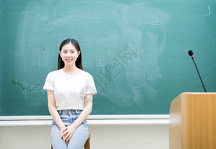 坐在黑板前的女生同学图片