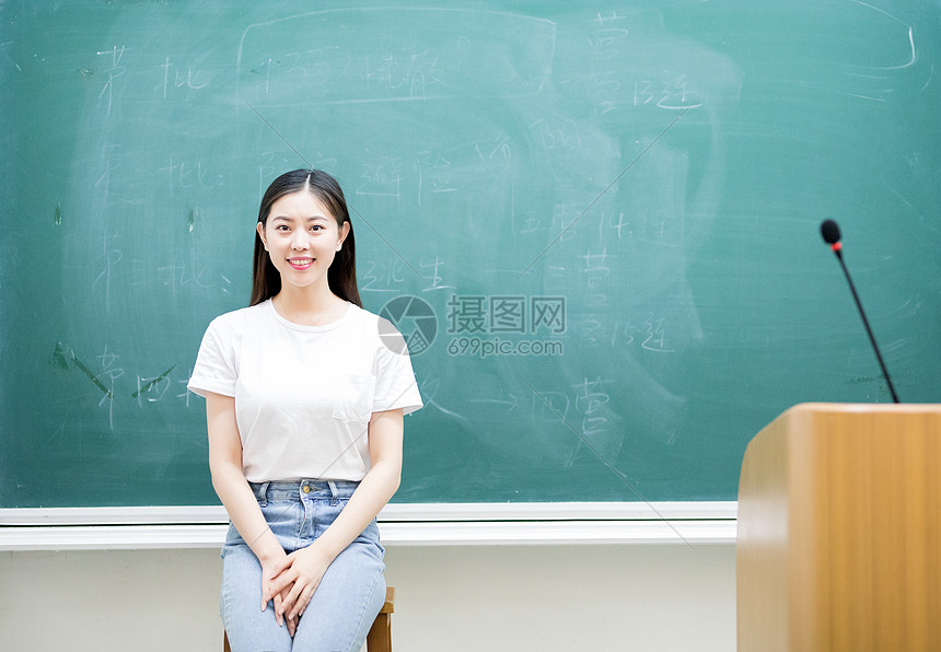 坐在黑板前的女生同学图片