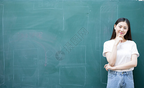 站在大黑板前思考的老师同学背景图片