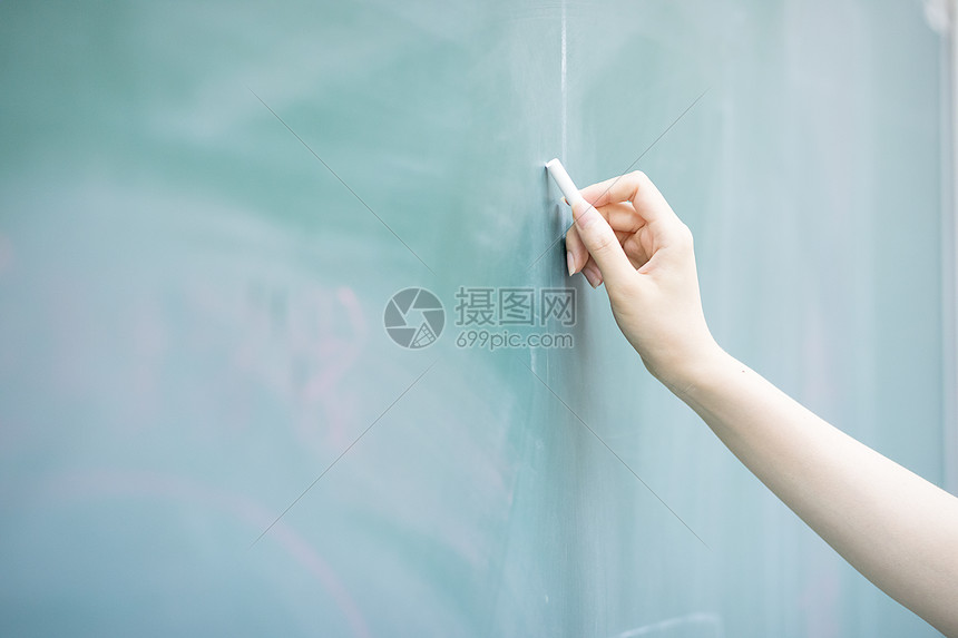 拿着粉笔写字特写
