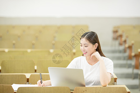 电脑学生教室里使用笔记本电脑学习的学生背景