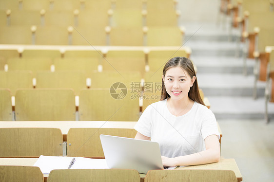 学生使用电脑在线学习图片