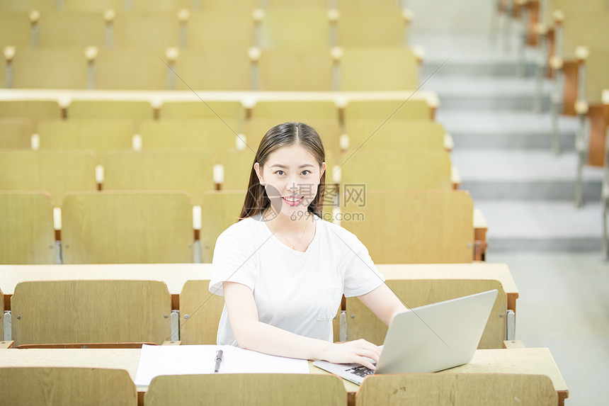 学生使用电脑在线学习图片