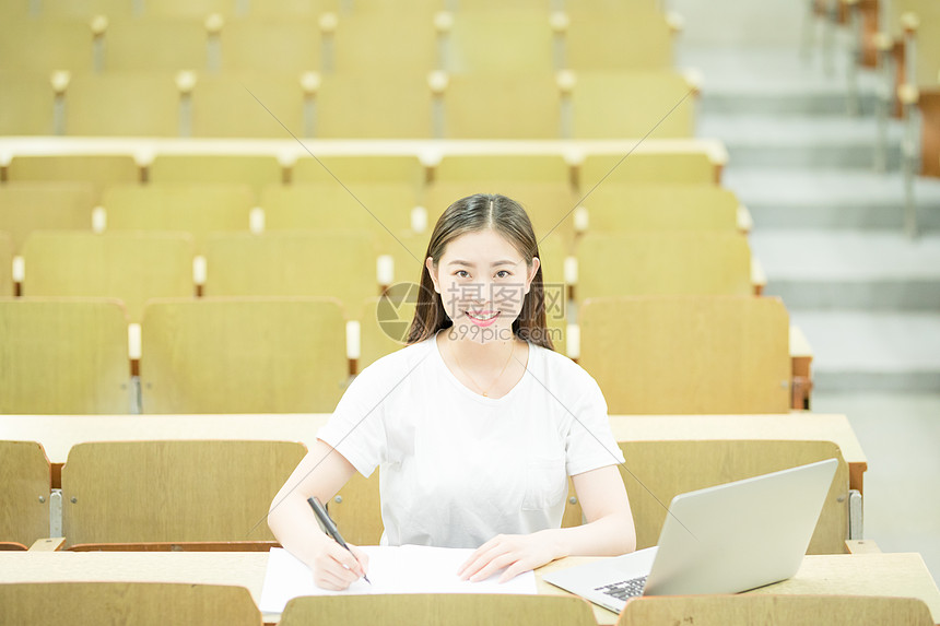 学生使用电脑在线学习图片