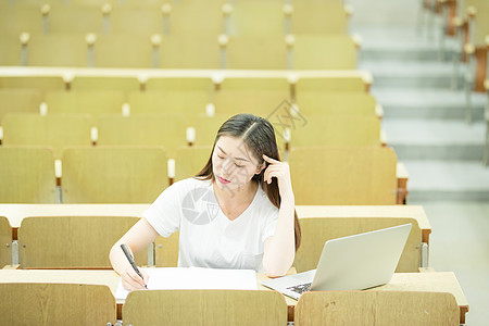 学习压力巨大的学生图片