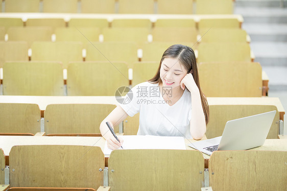 学生使用电脑在线学习图片