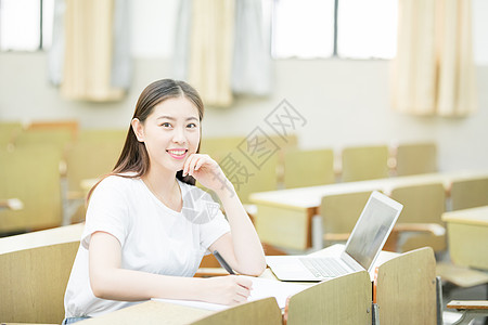 在线考试教室里使用笔记本电脑学习的学生背景